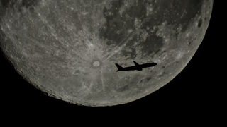 Illustration for article titled 19 Stunning Photos of The Year's Biggest, Most Beautiful Moon So Far